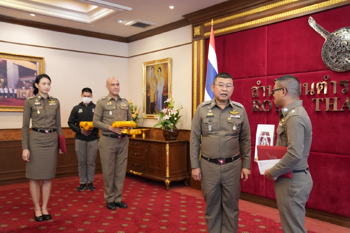 พ.ต.ต.วงศ์ยศ อาจารย์สามพรานรับมอบ “ทำดี มีรางวัล”