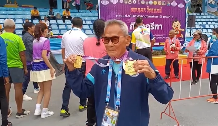สุดทึ่ง! ตาวัย 103 ปี คว้าเหรียญทองศึกวิ่งทุ่มน้ำหนัก กีฬาอาวุโสแห่งขาติ
