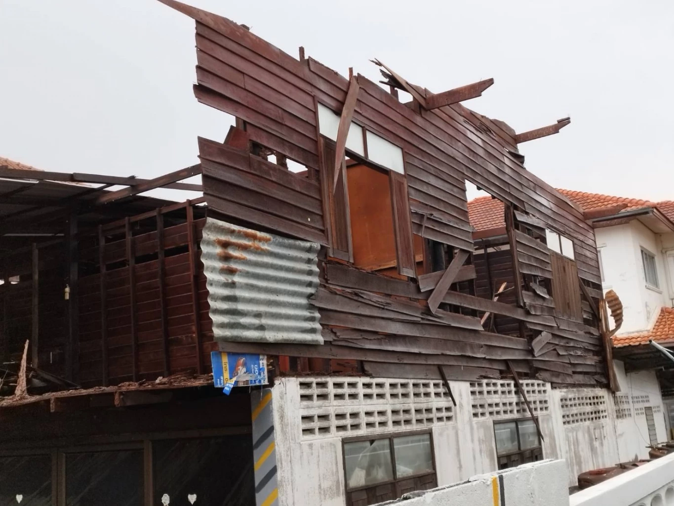 เปิดคลิปพายุฤดูร้อน พัดถล่มโคราช หลังคาปลิว-เสาไฟฟ้าหักโค่น