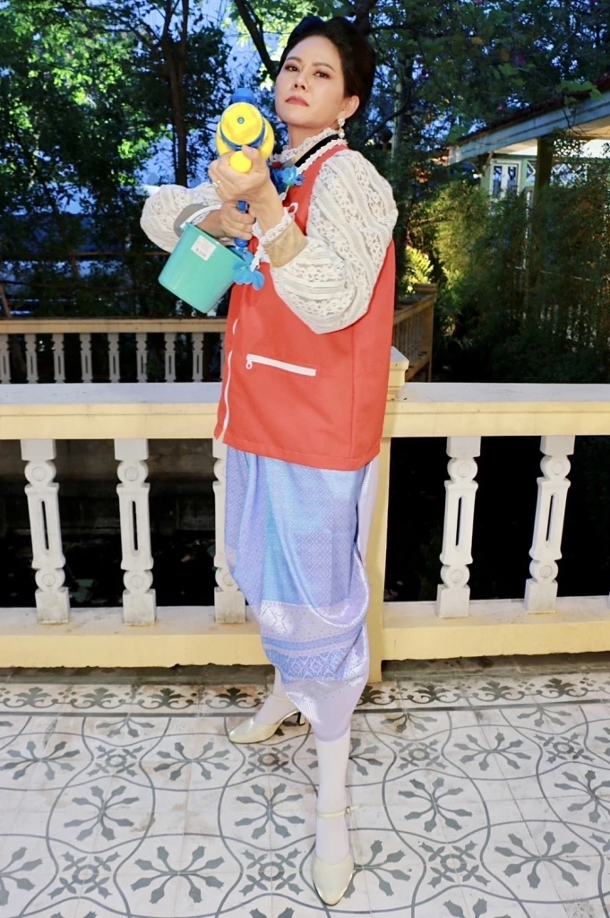 หนูแหม่ม สุริวิภา นำทีมพระ-นาง สาดน้ำสงกรานต์ ส่งความสุข 