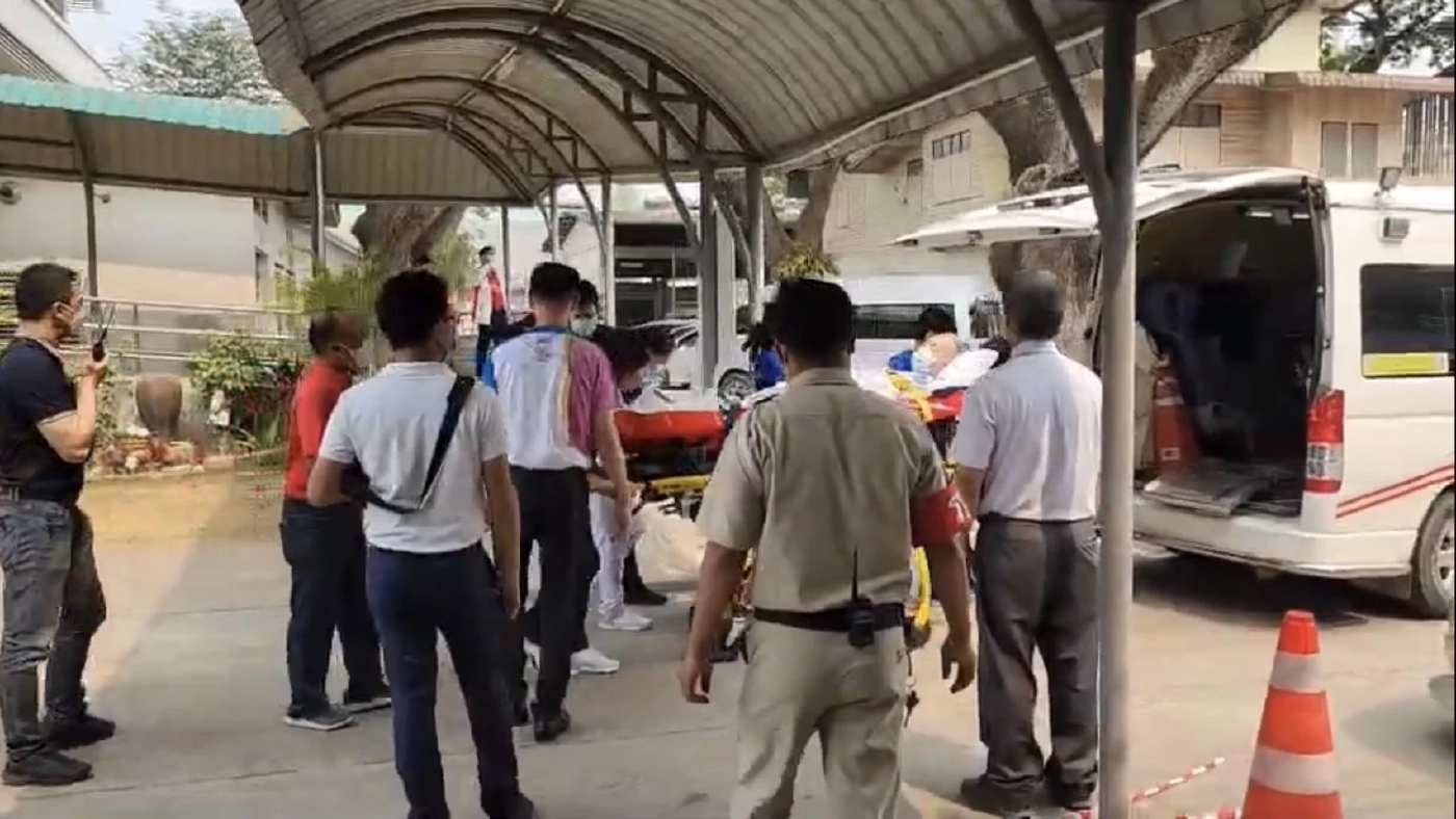 นำตัว นายชัยเกษม ส่งรักษาต่อที่โรงพยาบาลศิริราช เมื่อช่วงเช้าที่ผ่านมา