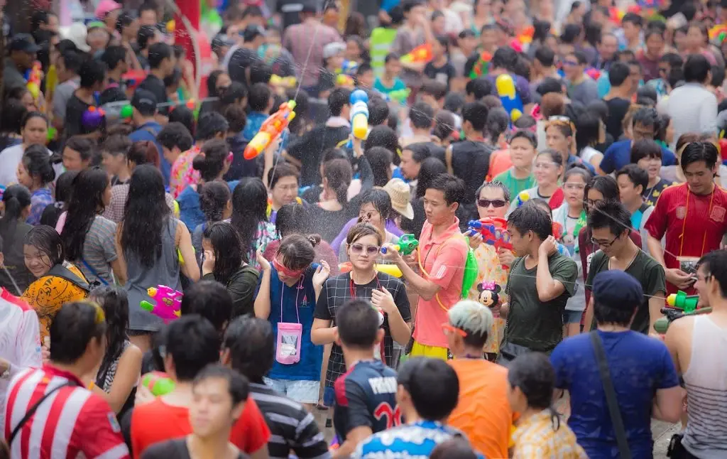 องค์กรเด็กและสตรี ร้อง ตำรวจปัดกวาดพื้นที่เล่นน้ำสงกรานต์ เน้นปลอดเหล้า