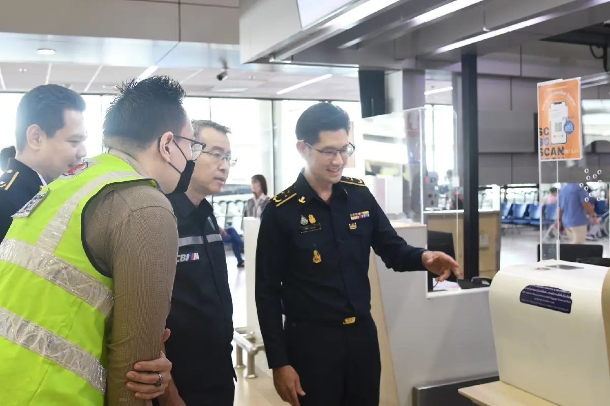 ร้อยตรีจักรา ยอดมณี รองอธิบดีกรมการค้าภายใน ตรวจเครื่องชั่งน้ำหนักกระเป๋า 