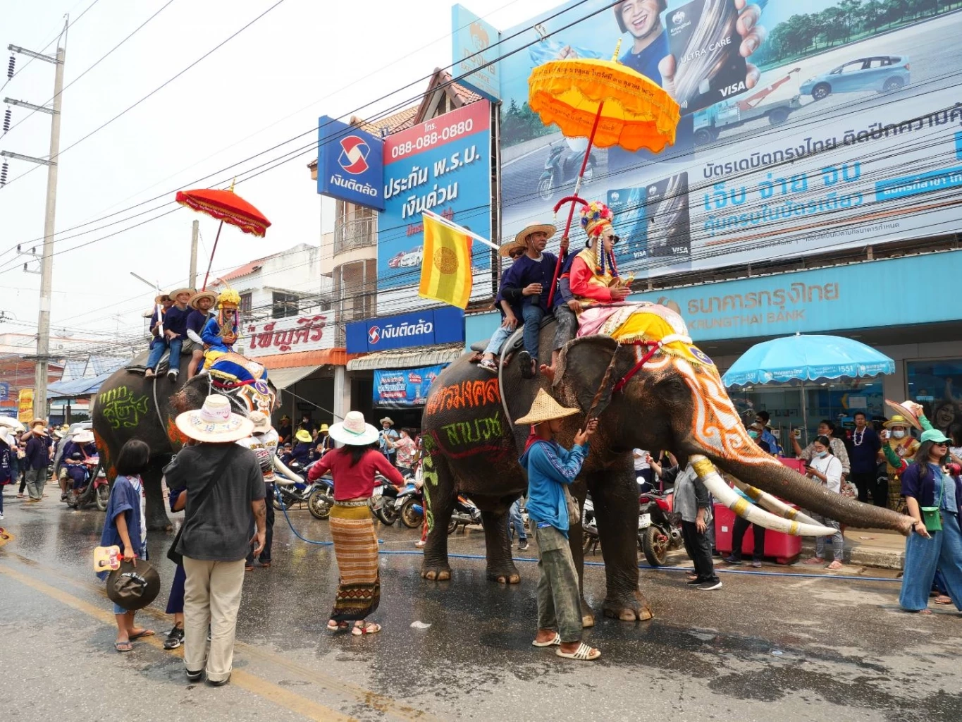 สุดคึกคัก! กิจกรรมแรกสงกรานต์สุโขทัย แห่ช้างบวชนาคชาวไทยพวน บ้านหาดเสี้ยว