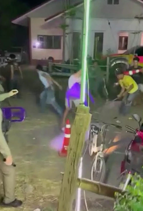 หึงโคโยตี้! วัยรุ่นสองหมู่บ้านยกพวกตะลุมบอน ในงานฉลองอัฐิ