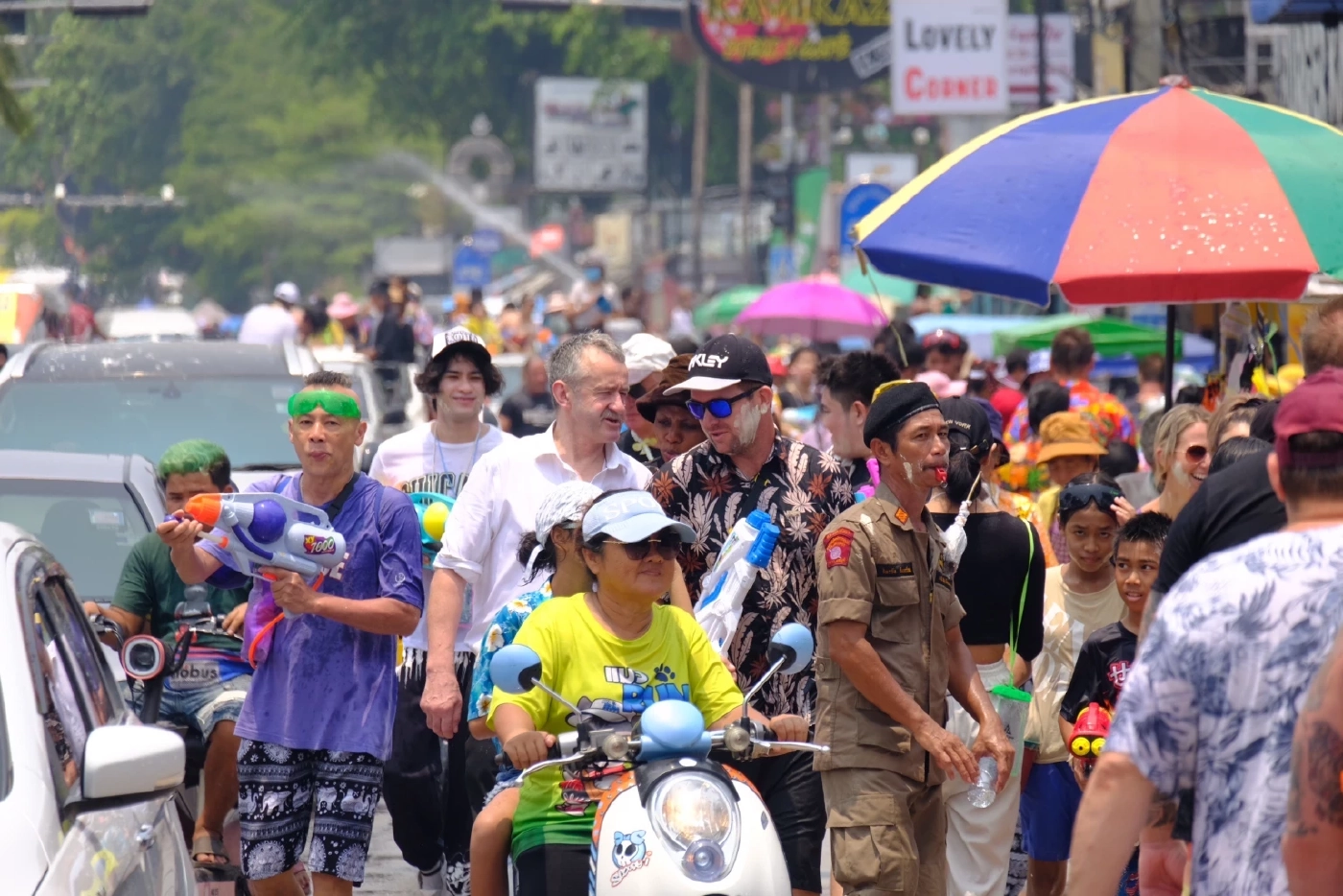 คึกคัก! วันไหลพัทยา คนแห่สาดน้ำเล่นสงกรานต์เพียบ