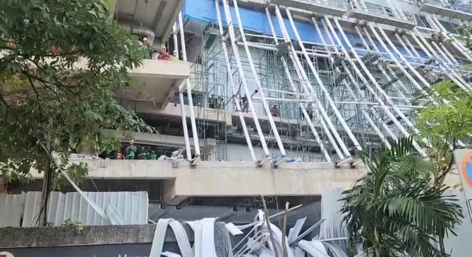 ระทึก! ก่อน "บิ๊กตู่" หาเสียงสวนลุมฯ แผ่นเมทัลชีทร่วง คนเจ็บ 4 ราย รถ 191 พังยับ