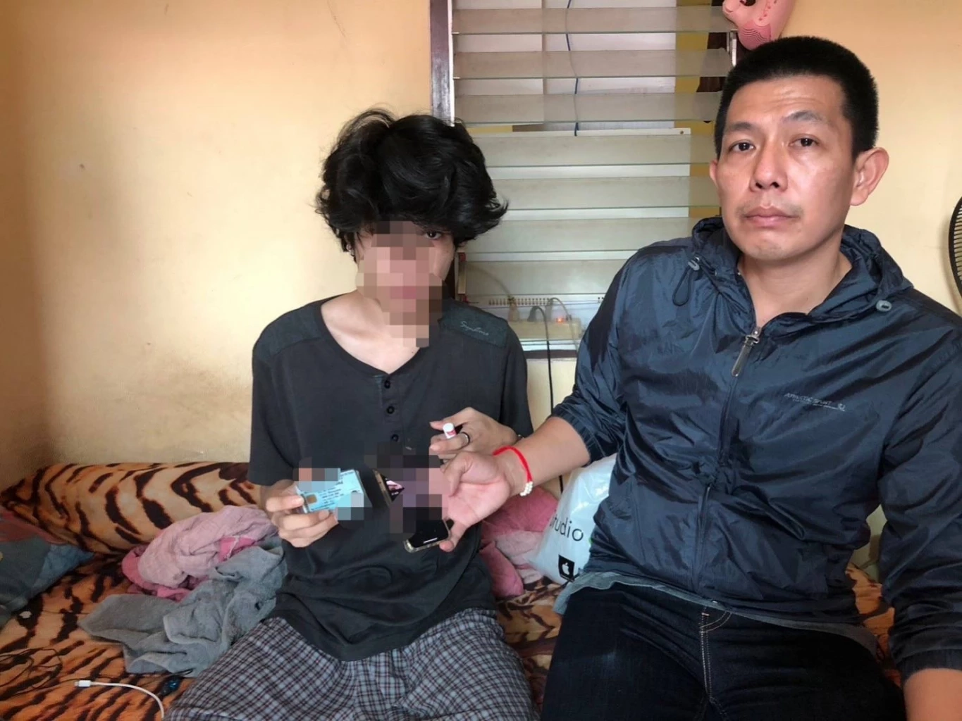 ภาพจับกุม นายปรเมศ (สงวนนามสกุล) ที่บ้านพัก ในซ.บำรุงราษฎร์ 1  อ.เมืองระยอง จ.ระยอง 