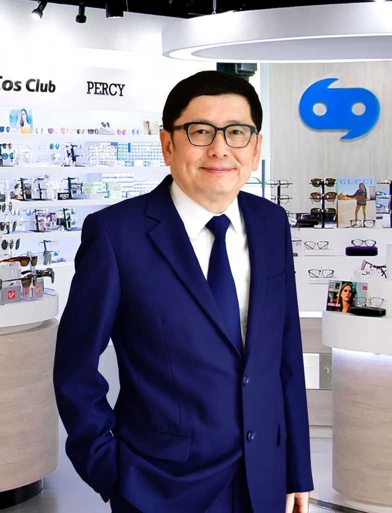 นายนพศักดิ์ ตรีพรชัยศักดิ์ ประธานกรรมการบริหาร ห้างแว่นท็อปเจริญ 