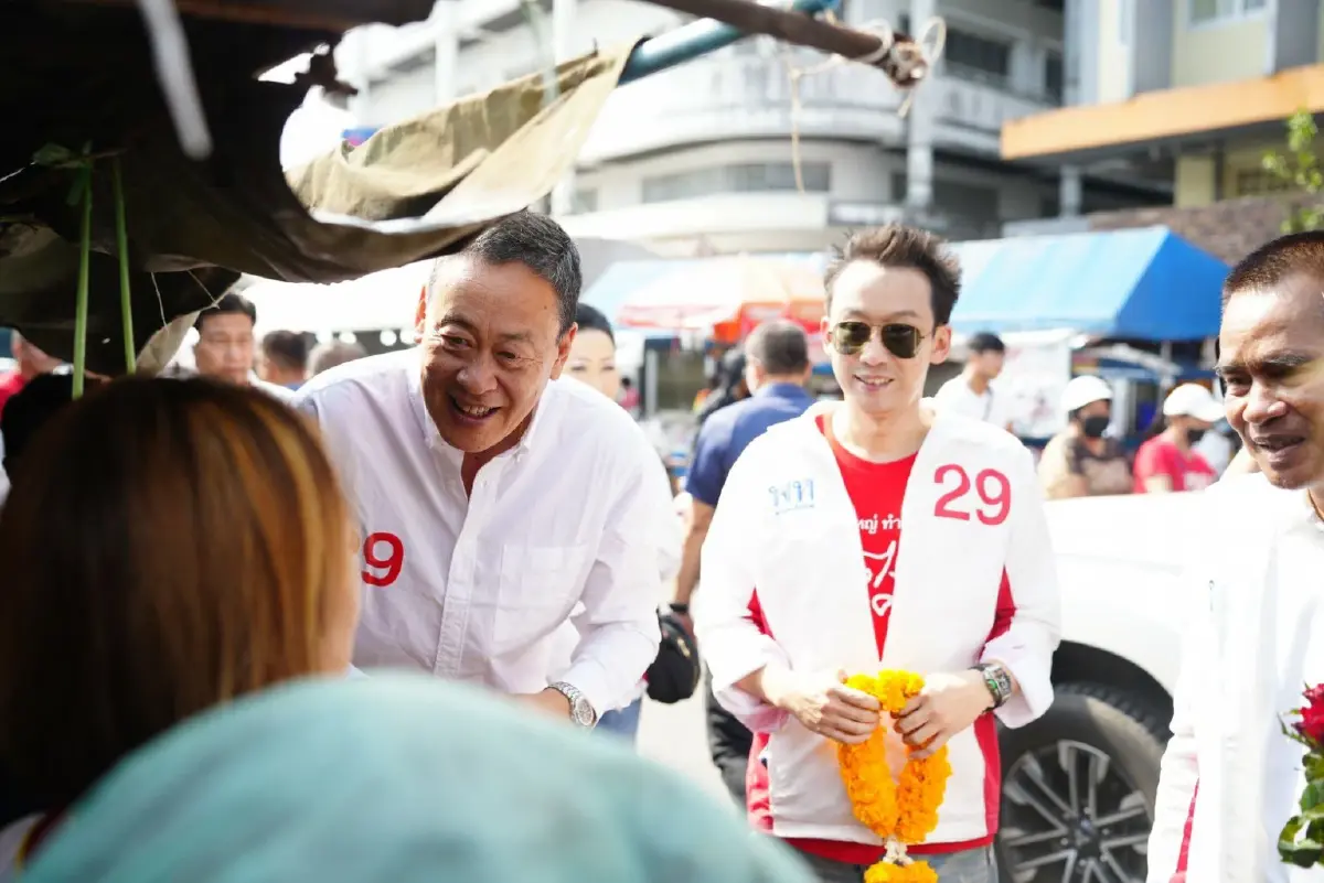 "เศรษฐา" นำผู้สมัครส.ส.นครศรีฯ เดินตลาดเช้าทุ่งสง กำลังใจเพียบ