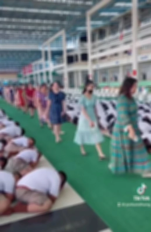 ดราม่าสนั่น! งานปัจฉิมนิเทศ ให้นักเรียนก้มกราบ จนกว่าครูทุกคนจะเดินผ่านหมด