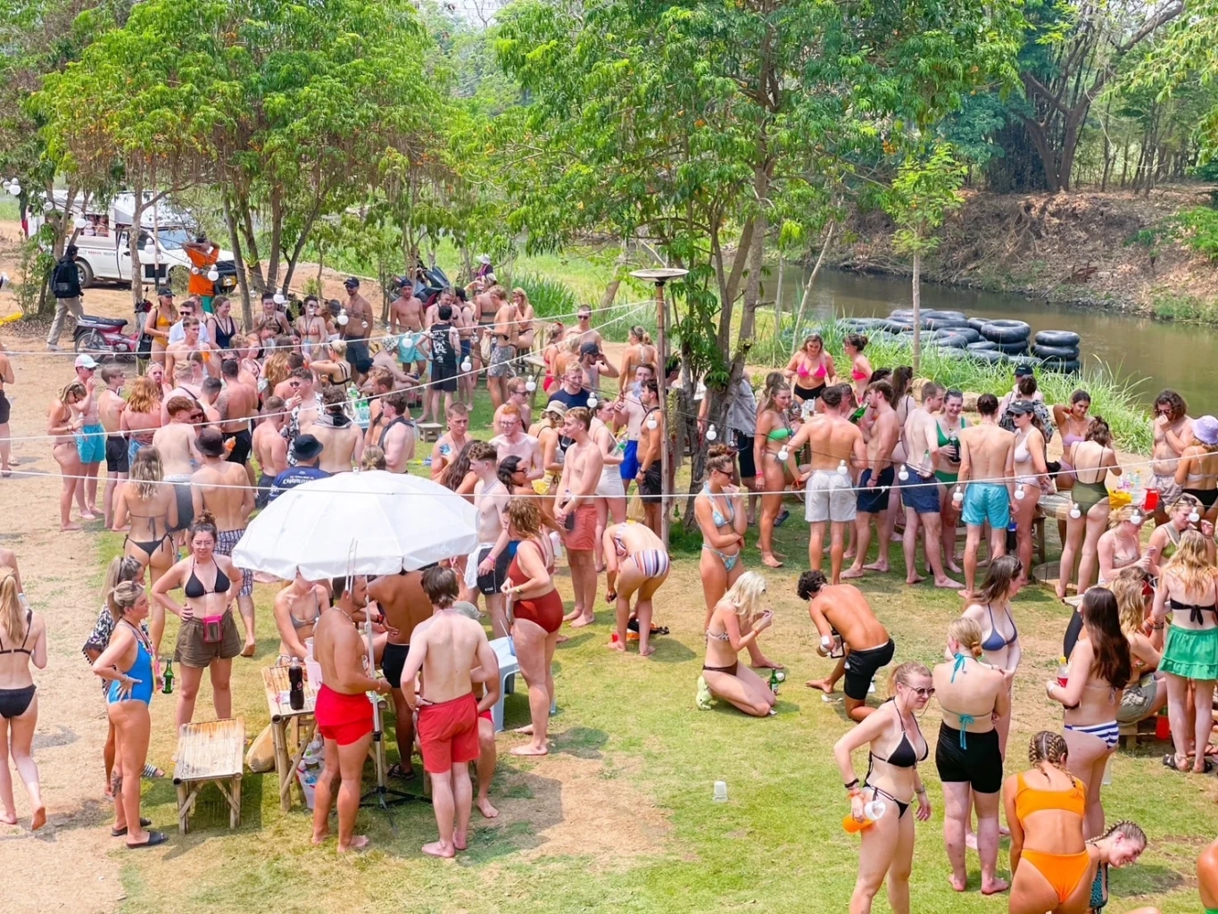 เปิดภาพ นักท่องเที่ยวหนีร้อน ล่องแพห่วงยางแม่น้ำปาย สุดคึกคัก (คลิป)