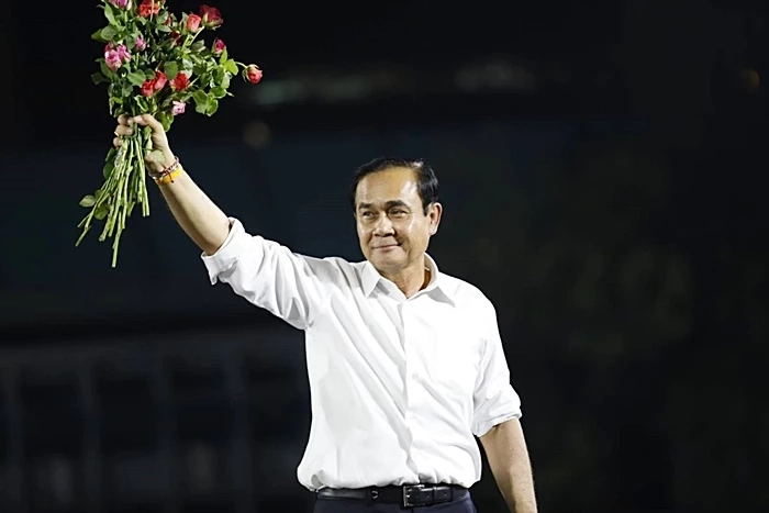 แฟ้มภาพ พล.อ.ประยุทธ์ จันทร์โอชา นายกฯเคยขึ้นเวทีหาเสียงในเมืองกรุง กับพปชร.เมื่อปี 62 เป็นการขึ้นเวทีช่วงโค้งสุดท้ายก่อนเลือกตั้ง 