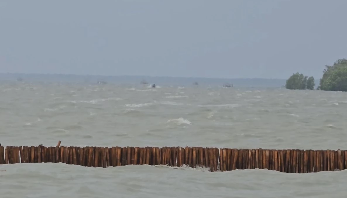 พายุคลื่นลมแรง เรือล่มนับสิบลำ เสียชีวิตแล้ว 1 ราย สูญหายอีกเพียบ