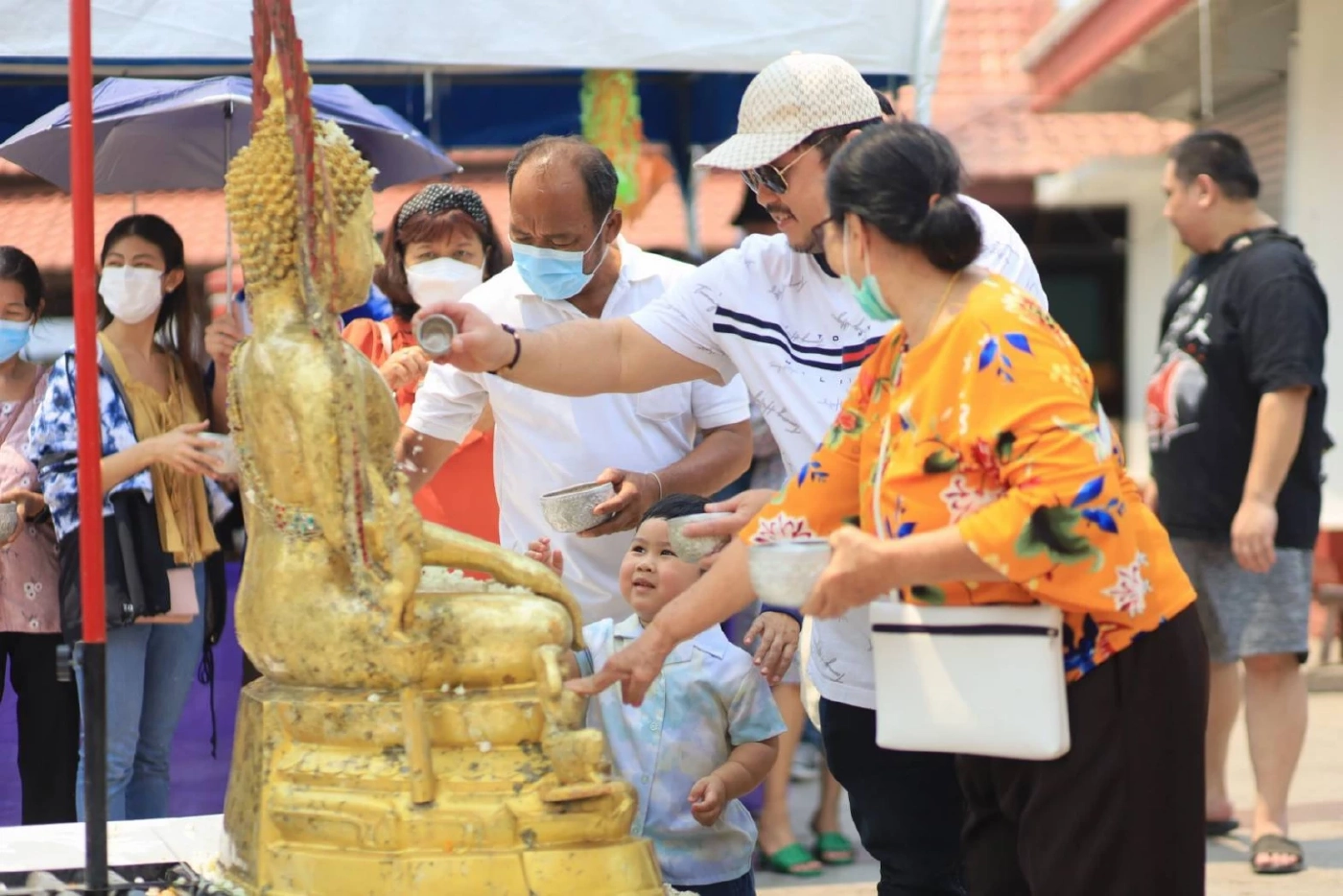 นักท่องเที่ยวสรงน้ำ "พระพุทธชินราชจำลอง" เสริมสิริมงคลรับวันสงกรานต์