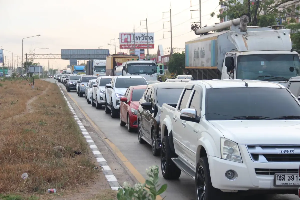 ประชาชนเริ่มทางกลับภูมิลำเนาแล้ว เส้นทางสู่อีสาน "ถนน 304"เริ่มหนาแน่น