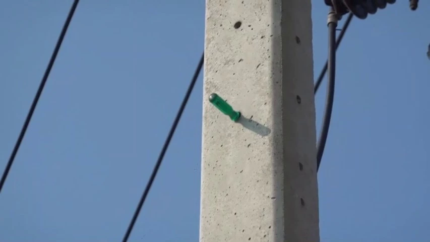 เวรกรรม! หนุ่มลักตัดสายไฟ ถูกไฟช็อตตกจากเสา เพื่อนร่วมแก๊งปล่อยทิ้งให้ดับ