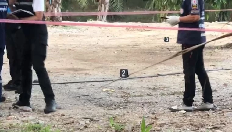 ออกหมายจับ 2 คนร้าย บุกยิงถล่มบ้าน "อดีตผู้ใหญ่บ้าน" ดับ 4 ศพ