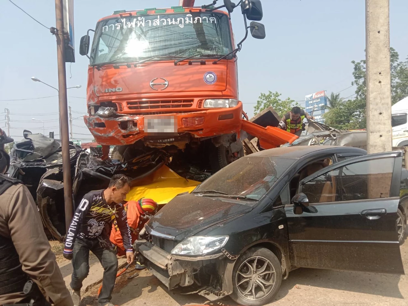 สยอง! 18 ล้อติดโลโก้ กฟภ. เบรกแตก พุ่งอัดก๊อปปี้รถทางหลวงดับ 2 เจ็บ 5 (มีคลิป)