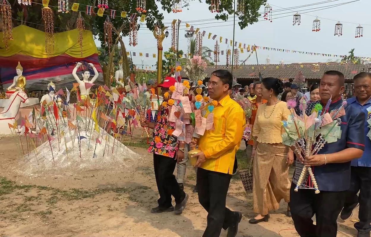 อลังการ! ขบวนแห่ต้นกัลปพฤกษ์กลางน้ำโขง ถวายสักการะรอยพระพุทธบาท