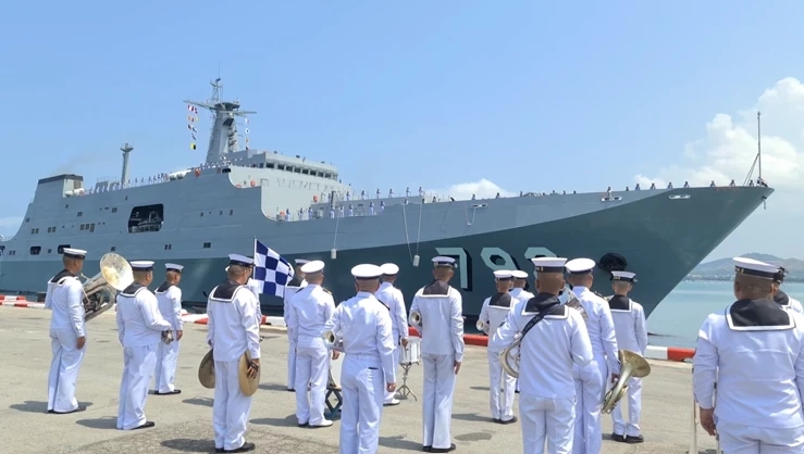 ถึงไทยแล้ว "เรือหลวงช้าง 792" เรือยกพลขึ้นบกขนาดใหญ่ลำใหม่ ราชนาวีไทย
