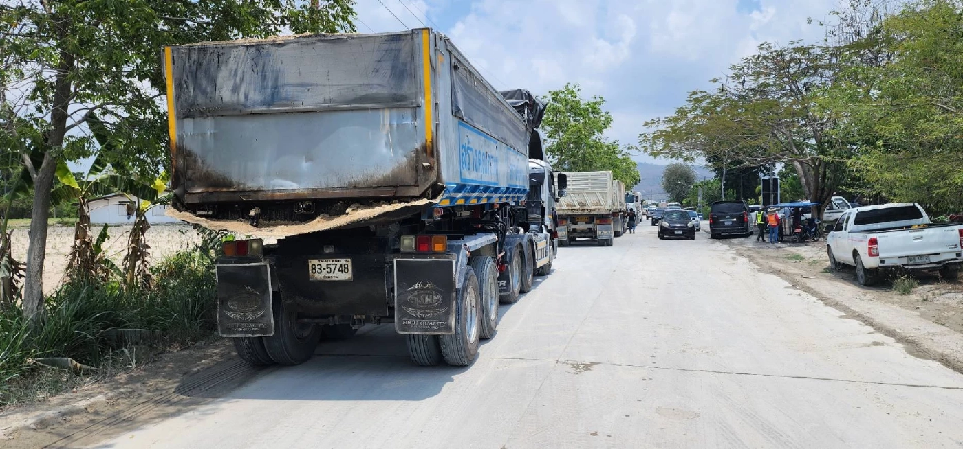 ชาวบ้านสุดทน ประท้วงปิดถนน รถวิ่งขนดินถมทะเล ทำเดือดร้อนเกิด "PM2.5"