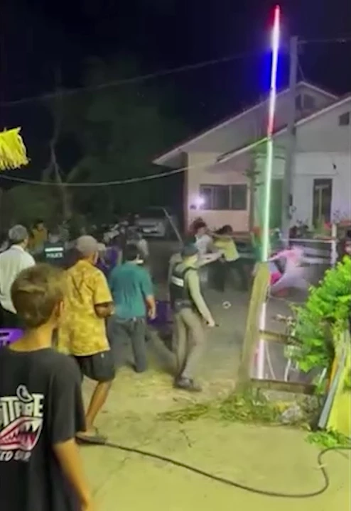 หึงโคโยตี้! วัยรุ่นสองหมู่บ้านยกพวกตะลุมบอน ในงานฉลองอัฐิ