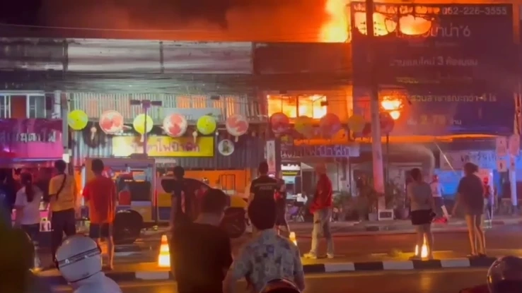 ไฟไหม้ร้านเย็นตาโฟชื่อดังเชียงใหม่ วอด 6 คูหา ส่งท้ายวันสงกรานต์