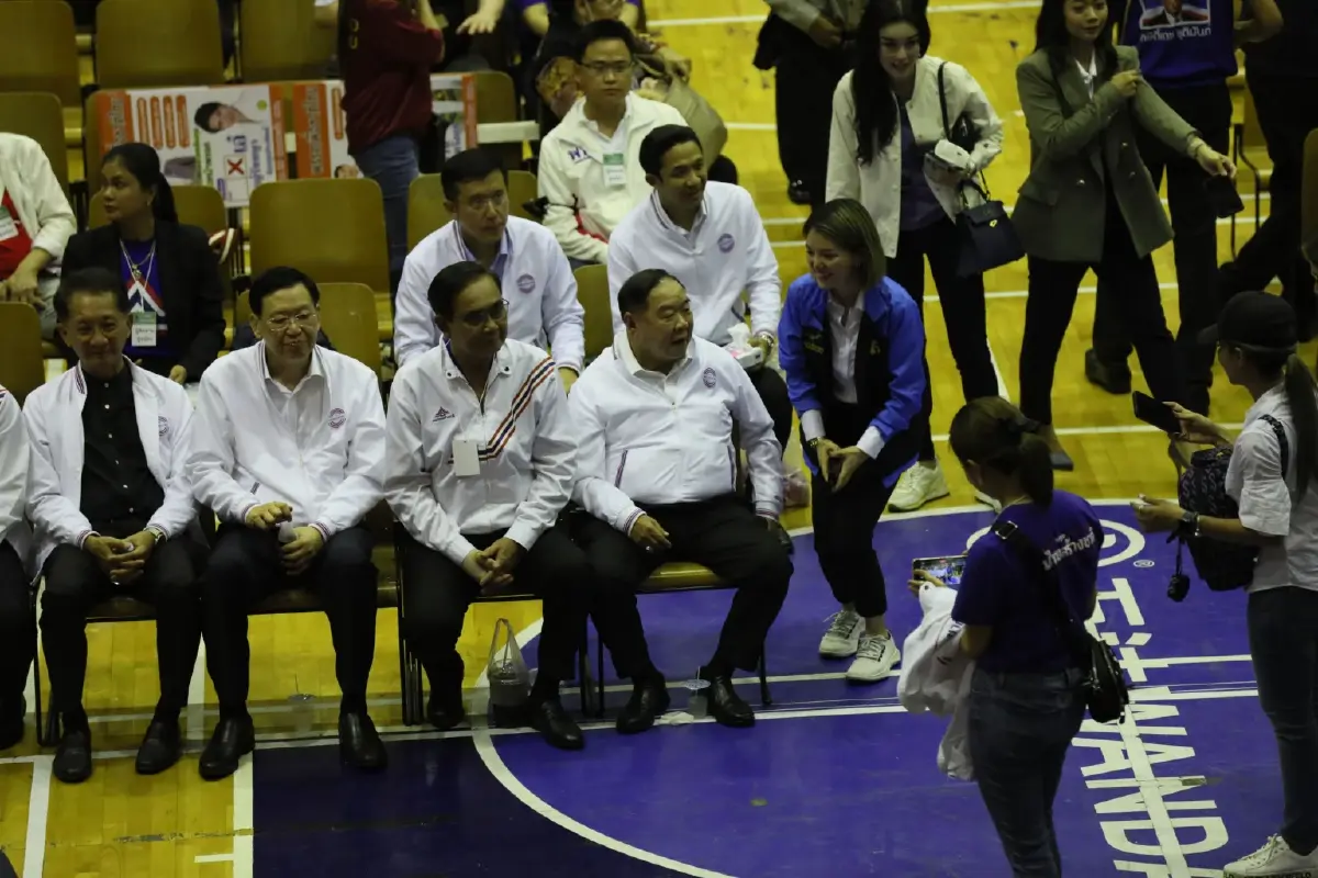 "บิ๊กป้อม-บิ๊กตู่-มาดามเดียร์"ทักทายชื่นมื่นก่อนร่วมลุ้นจับเบอร์