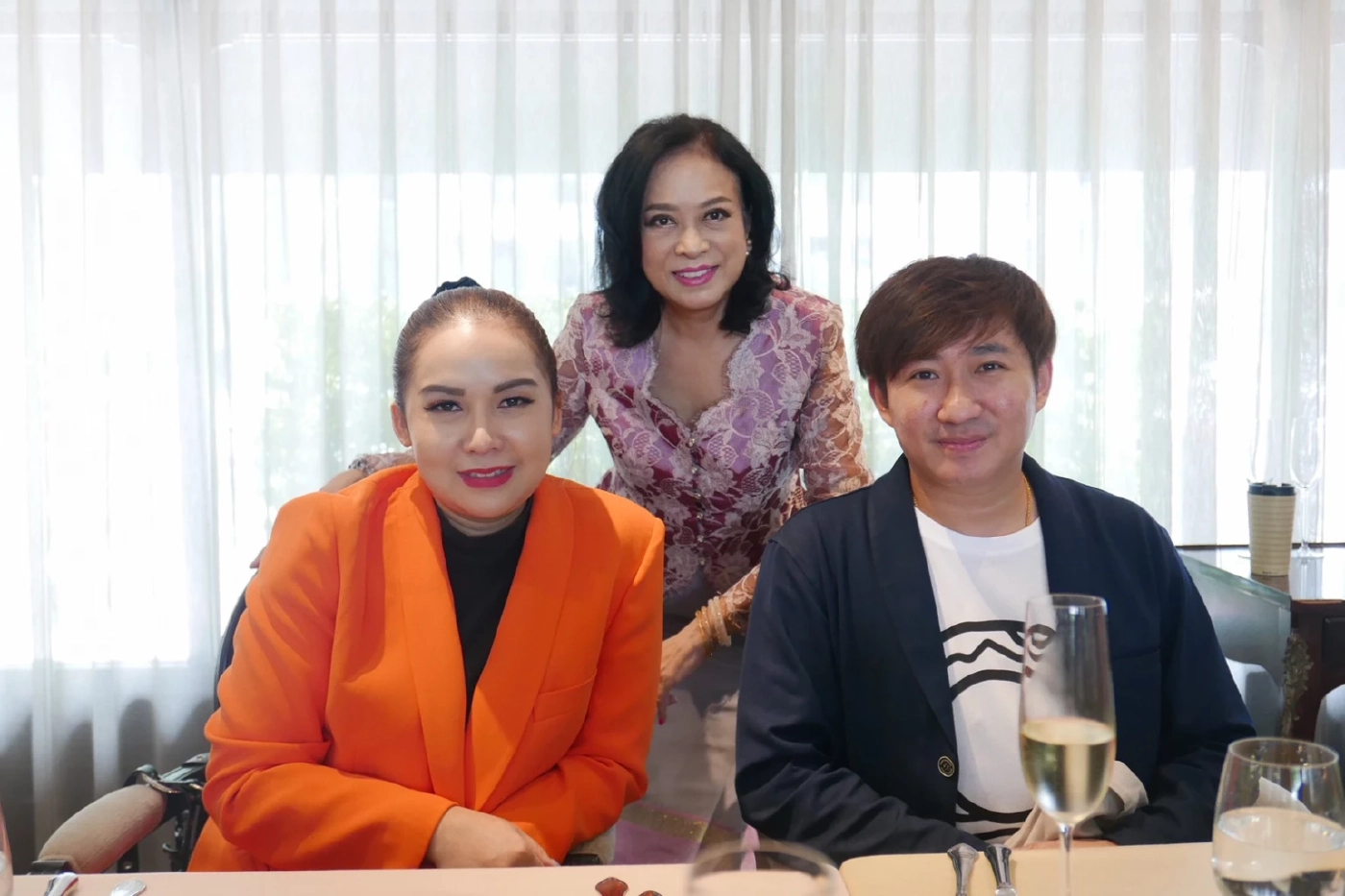 รดน้ำดำหัว เซเลบระดับเอลิสต์ พร้อมทานข้าวแช่สุริยาศัย หนึ่งปีมีครั้งเดียว