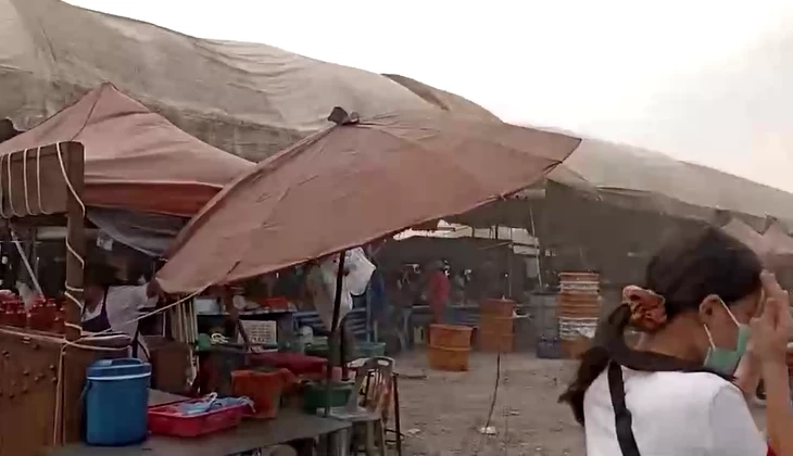 น่ากลัวสุด "พายุฤดูร้อน" ถล่มฉะเชิงเทรา กวาดต้นไม้ ตลาดนัด พังราบ (มีคลิป)