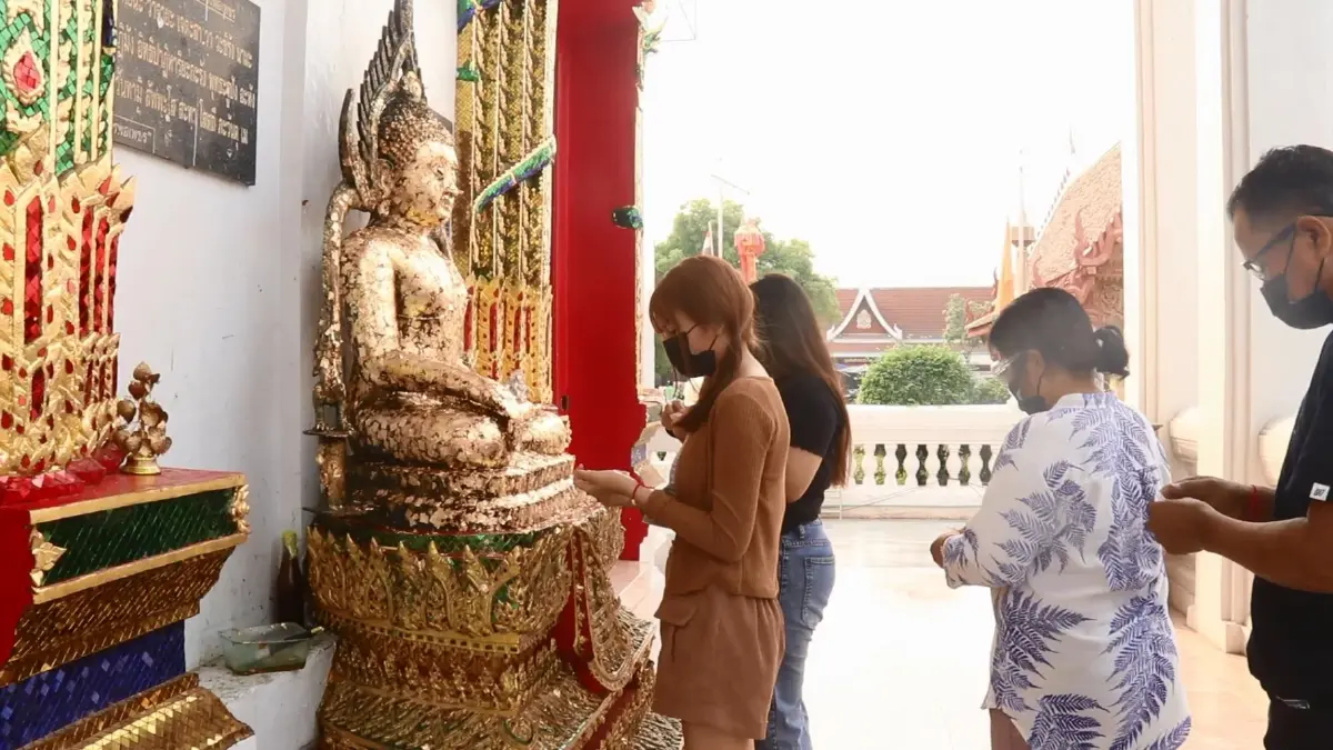 วันครอบครัวพิจิตรคึกคัก ปชช. กราบขอพร - สรงน้ำ "หลวงพ่อเพชร" เสริมมงคลชีวิต
