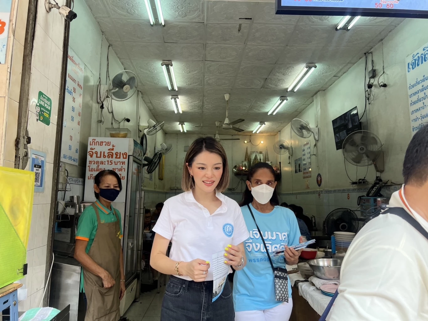 เสียงตอบรับดี! "มาร์ค" ควง "มาดามเดียร์" ลุยย่านบางรักหาเสียงช่วย "เจิมมาศ"