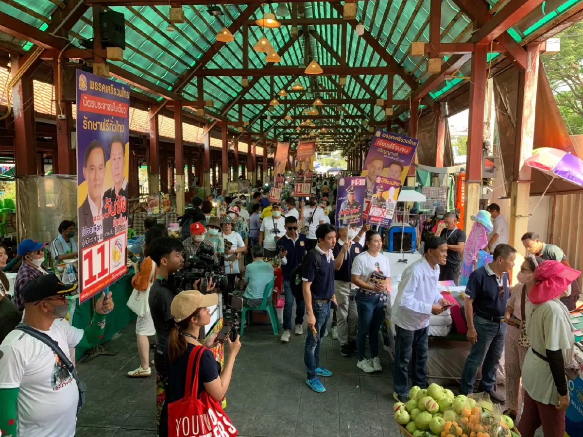 "เสรีพิศุทธ์" ตลุยหาเสียงตลาดน้ำ แจกนโยบาย 14 ข้อเชื่อตอบโจทย์ปชช.