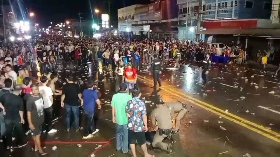 ตีกันยับ โจ๋ร้อยเอ็ดเปิดศึกตะลุมบอน กลางงานสงกรานต์ "ถนนข้าวทิพย์"