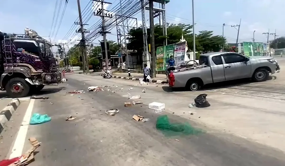 กระบะปวดท้องหนัก รีบเลี้ยวเข้าปั๊ม ถูกรถบรรทุก 18 ล้อ ชนอย่างจัง