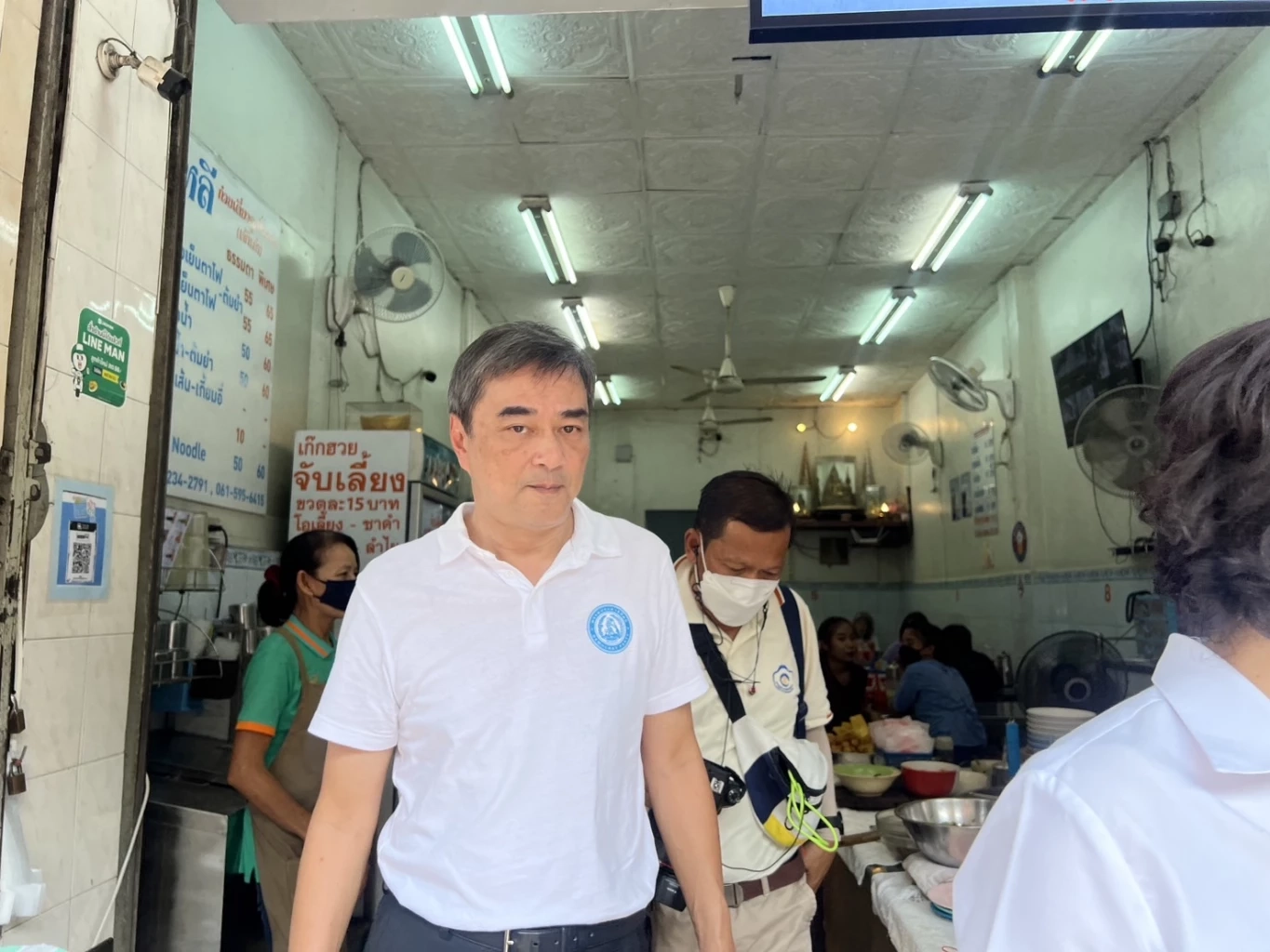 เสียงตอบรับดี! "มาร์ค" ควง "มาดามเดียร์" ลุยย่านบางรักหาเสียงช่วย "เจิมมาศ"