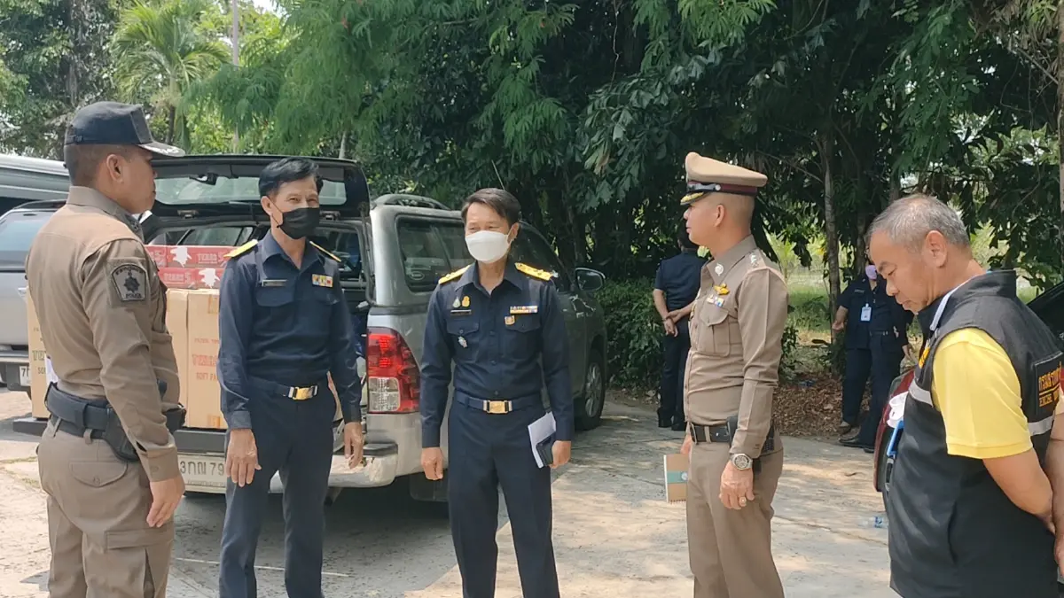 ผงะ! เจอบุหรี่เถื่อนซุกพงหญ้า-ใต้กระบะทหาร ที่ขับเฉี่ยวรถหมอพราหมณ์
