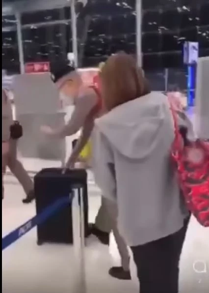 ไม่ใช่แค่ยกกระเป๋า ตร.ชั้นผู้น้อยแฉ นายสั่งดูแลทนายดัง พาเข้าเกทแบบ Fast Track