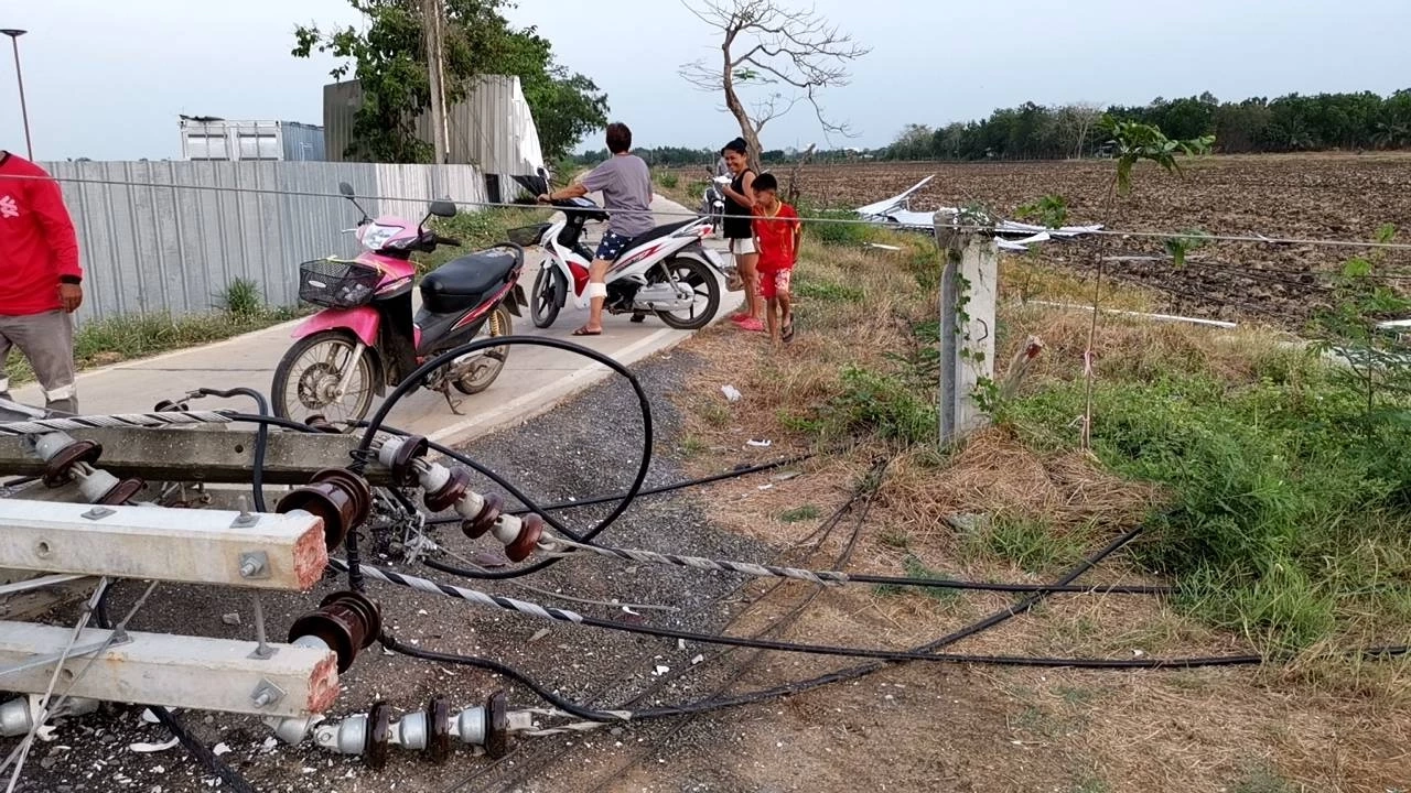 พายุฤดูร้อน ถล่ม 3 อำเภอ จ.ฉะเชิงเทรา เสาไฟฟ้าหักโค่น ไฟดับนาน 7 ชั่วโมง