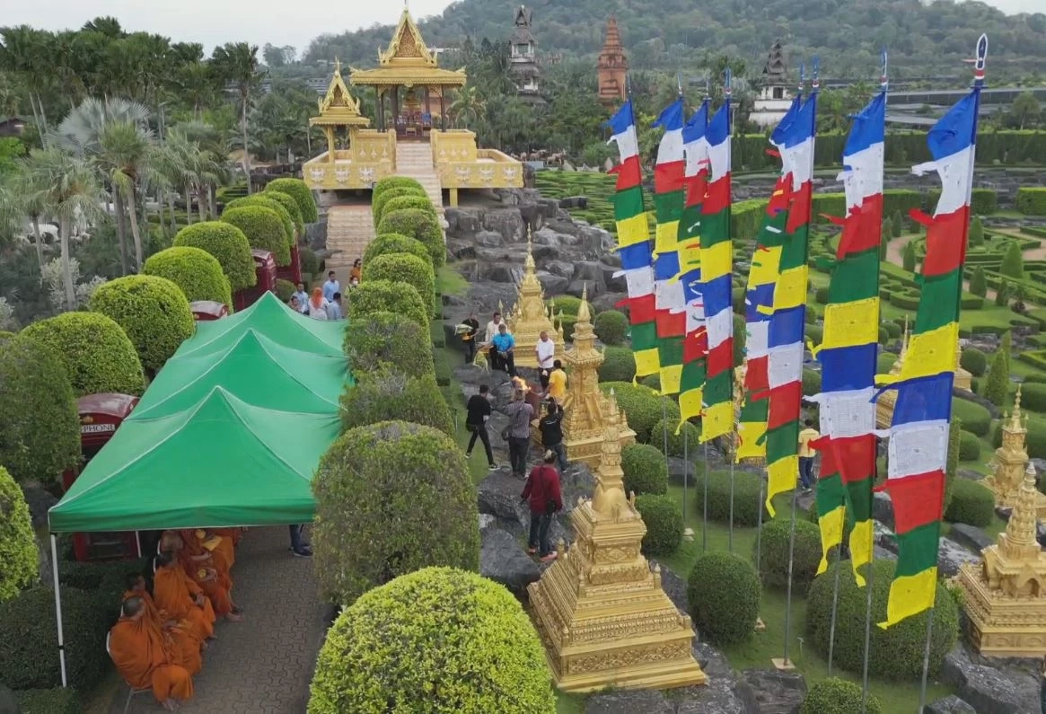 สวนนงนุชพัทยา อัญเชิญ 9 ธงมนตรา แห่งความสำเร็จโชคดี ให้ นทท.สักการะขอพร