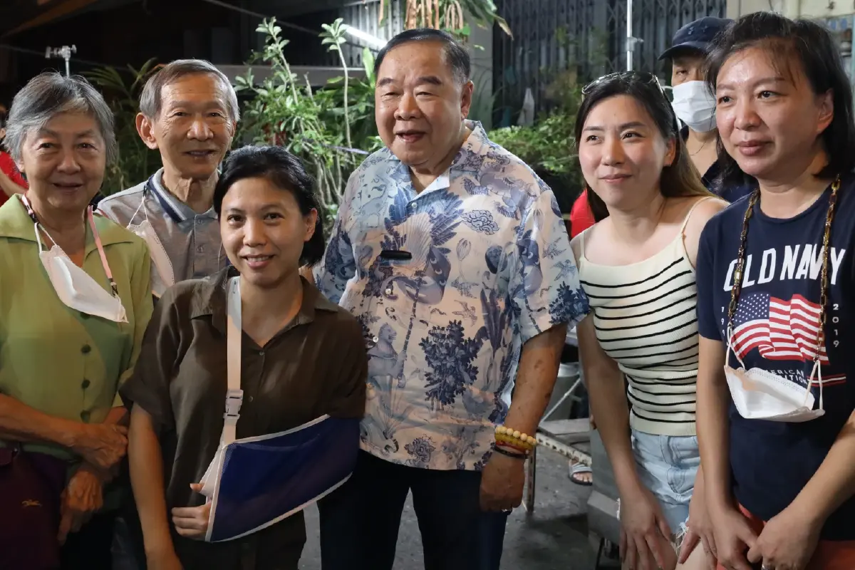 เลือกตั้ง66:"บิ๊กป้อม"แวะร้านก๋วยเตี๋ยวเจ้าประจำ ย่านเยาวราช ใกล้ชิดปชช.