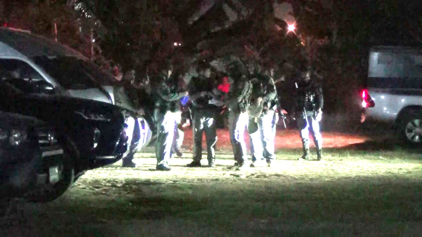 เจรจาไม่เป็นผล ทหารปิดล้อมวิสามัญคนร้าย พบมีหมายจับคดีวางระเบิดทหาร