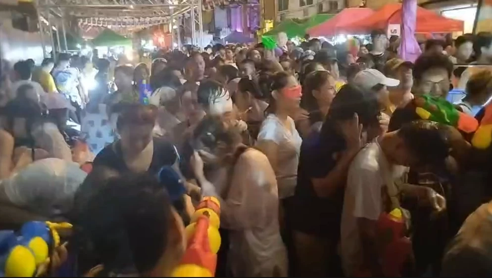 เช็กก่อนไป "สงกรานต์ถนนข้าวสาร" นักท่องเที่ยวทะลักเล่นน้ำแน่น ถนนแทบแตก