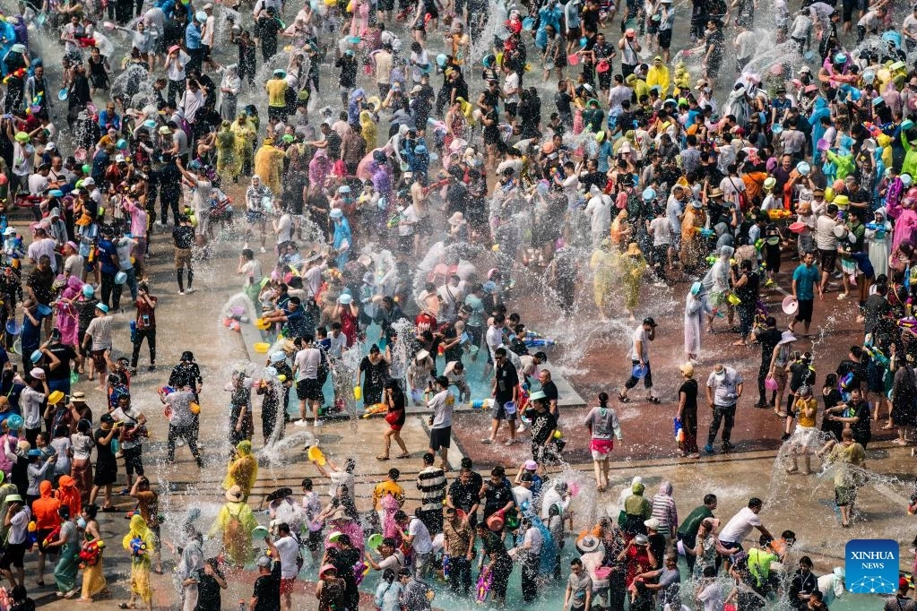 อลังการงานสร้าง!!  มหาสงกรานต์ในมณฑลยูนนานของจีน ( มีคลิป )