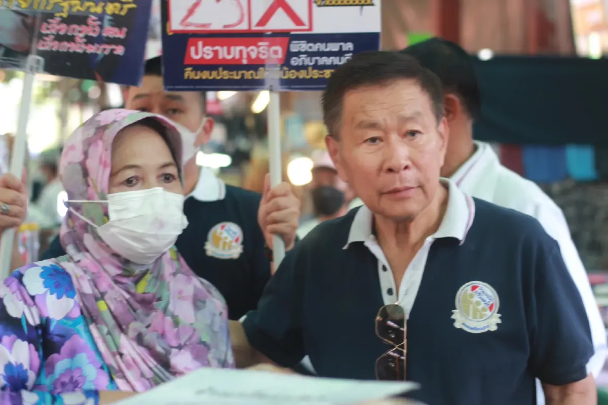 "เสรีพิศุทธ์" ตลุยหาเสียงตลาดน้ำ แจกนโยบาย 14 ข้อเชื่อตอบโจทย์ปชช.