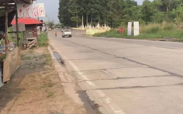 ป้าขายผักลมแทบจับ เจอชายดมกาวแก้ผ้า สไลด์หนอนโชว์ หวั่นอันตราย