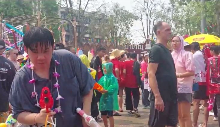 "สงกรานต์เชียงใหม่" คึกคัก นทท.ทะลักเล่นน้ำ หลังอัดอั้นมานาน 3 ปี