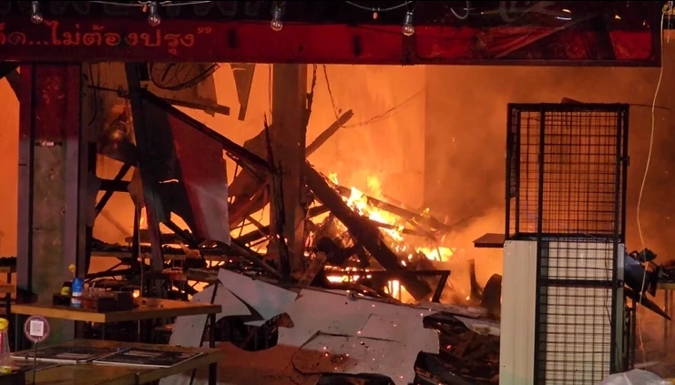 ไฟไหม้ร้านเย็นตาโฟชื่อดังเชียงใหม่ วอด 6 คูหา ส่งท้ายวันสงกรานต์