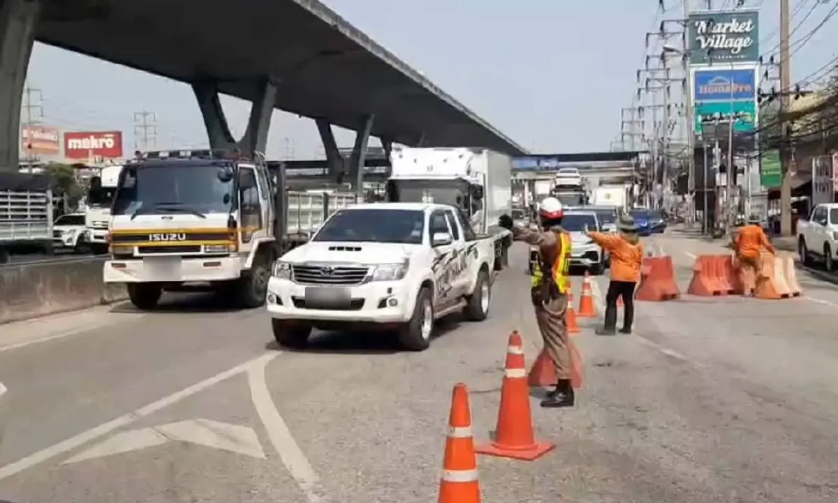 ท่อประปาใต้ดินแตก ทำถนนแยกเทพรัตน-มุ่งหน้าคลองขุด ยุบตัวหลายเมตร